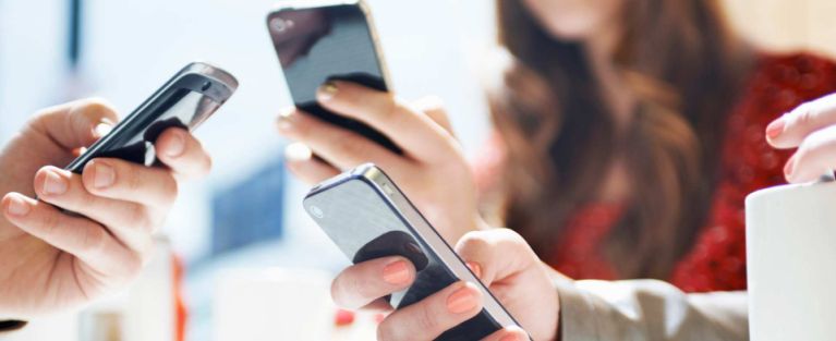 Los españoles hablan 183 minutos al mes por teléfono móvil, consumen 1,2 GB y envían 5 SMS