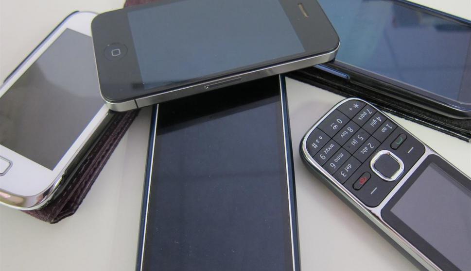 ¿Guardar el teléfono móvil viejo o reciclarlo?
