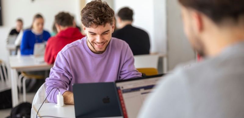Acuerdo de ESSCA con Coursera para formar a profesionales en creatividad con IA Generativa