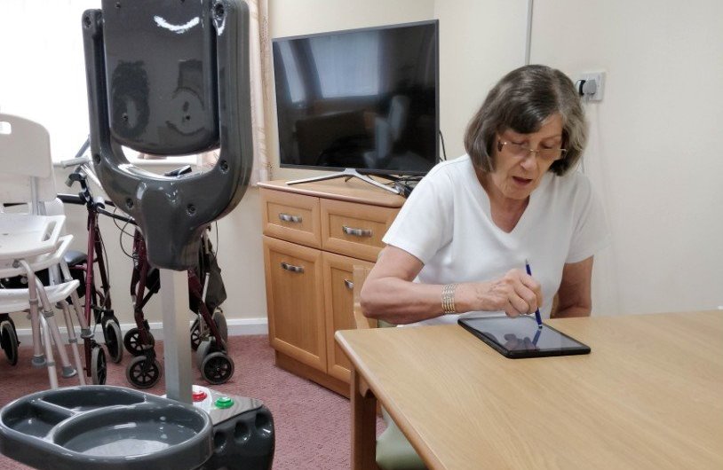 Desarrollan un robot que cuida de la gente mayor