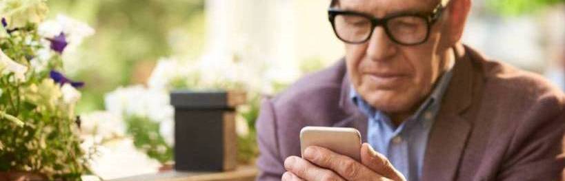 Los mayores de 65 años consultan WhatsApp 17 veces al día
